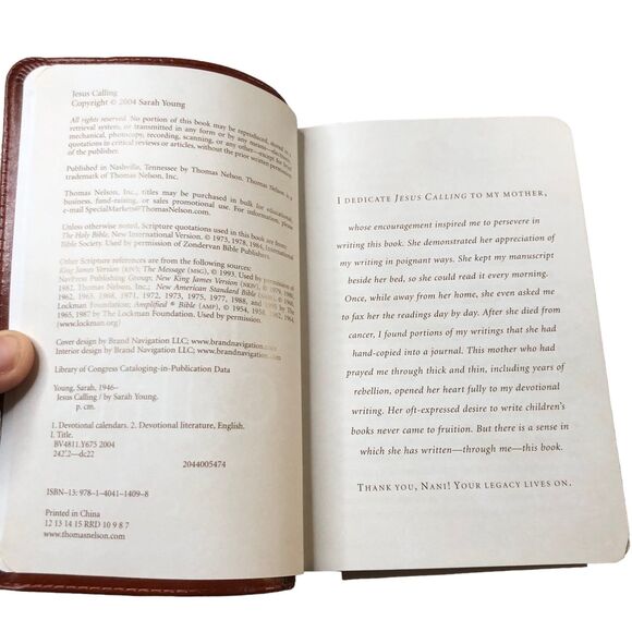 Jesus Calling: Enjoying Peace in his Presence NOS Daily Devotional/Inspirational - Picture 4 of 7